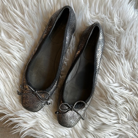 Stuart Weitzmam Pewter Snake Embossed Ballet Flats Size 7.5 - Picture 9 of 11